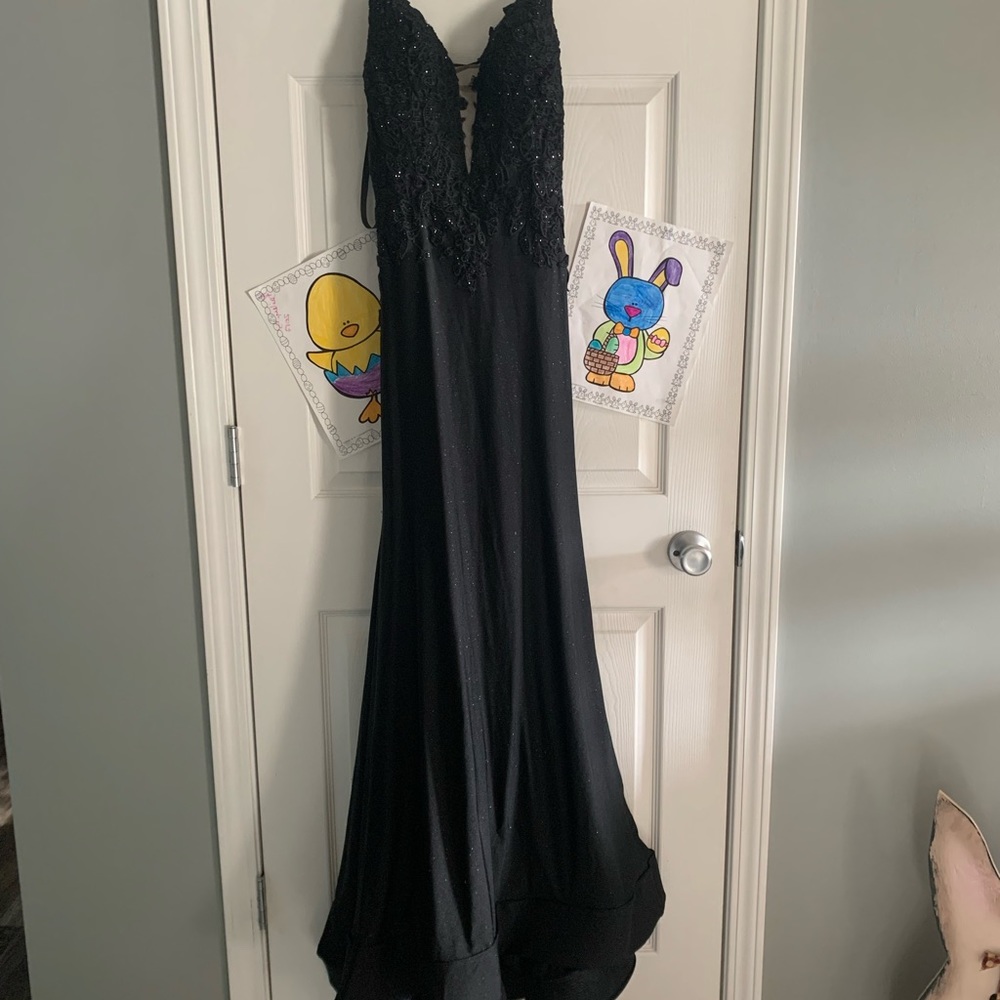Amara Black Prom Dress, size 6 - Picture 9 of 16